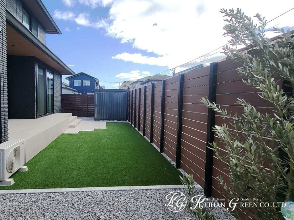 黒を基調に、やさしさを添えたシンプルモダンな外まわり　彦根市