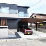 ブラックと木目で整える上質なファサード　大津市