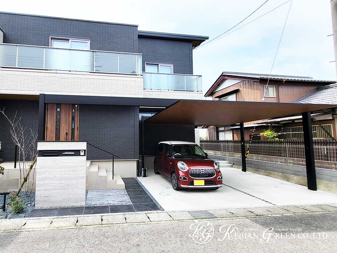 ブラックと木目で整える上質なファサード　大津市