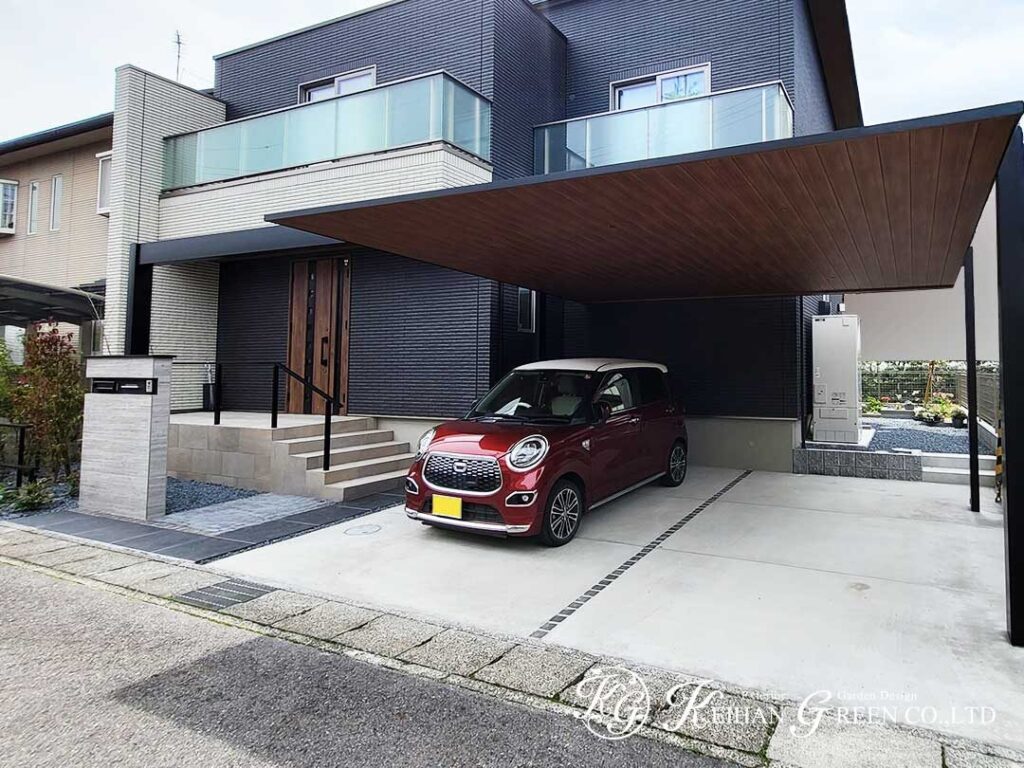 ブラックと木目で整える上質なファサード　大津市