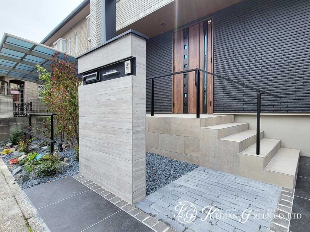 ブラックと木目で整える上質なファサード　大津市