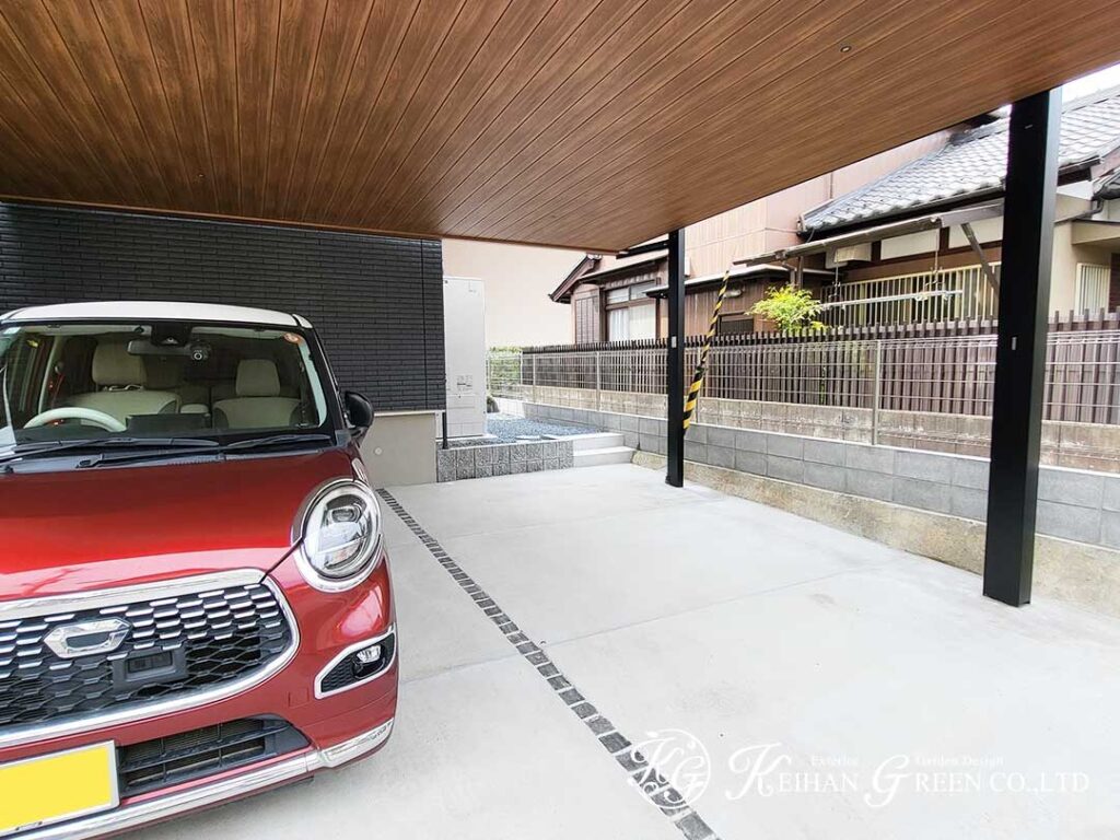 ブラックと木目で整える上質なファサード　大津市