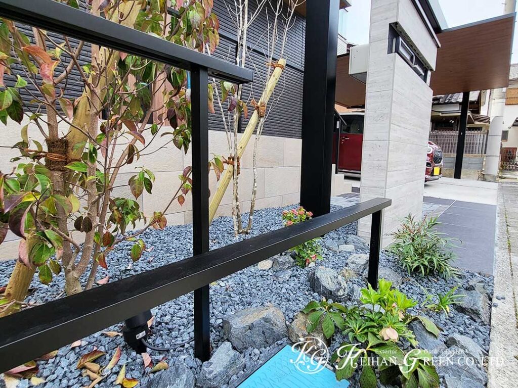 ブラックと木目で整える上質なファサード　大津市