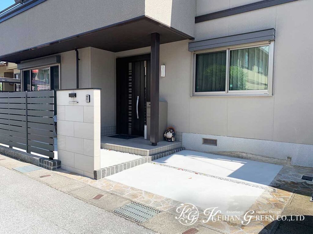 シンプルな素材でまとめた上品なエントランス　彦根市