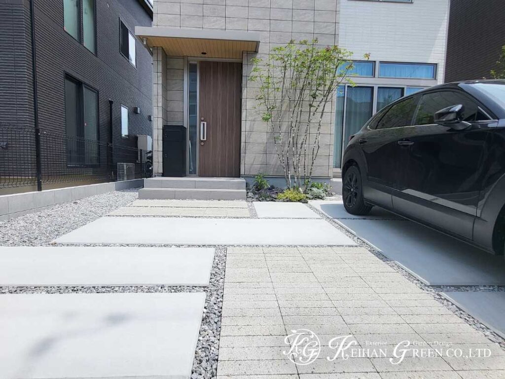 グレーを基調に植栽が映える新築外構　草津市