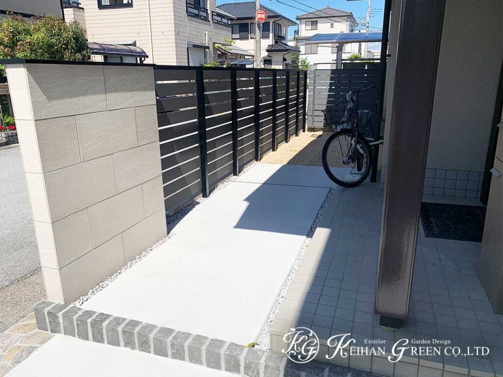 シンプルな素材でまとめた上品なエントランス　彦根市