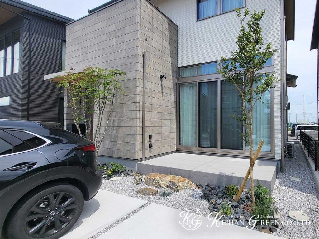 グレーを基調に植栽が映える新築外構　草津市