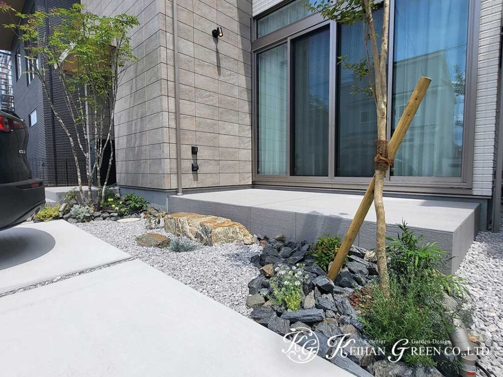 グレーを基調に植栽が映える新築外構　草津市