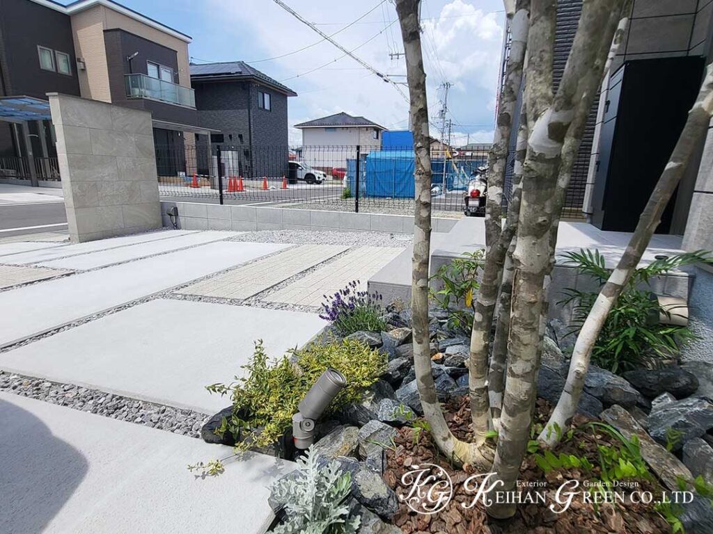 グレーを基調に植栽が映える新築外構　草津市
