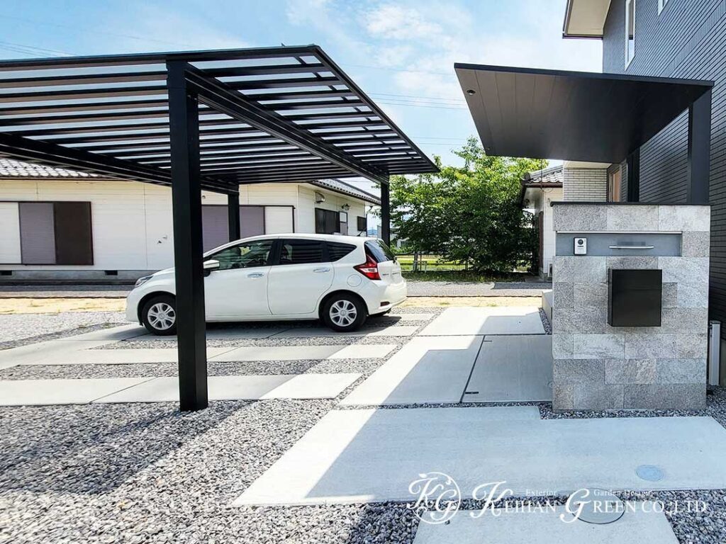 黒のフレームが映えるモダンな外まわり　愛荘町