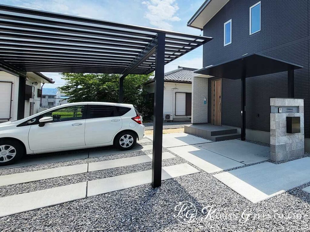 黒のフレームが映えるモダンな外まわり　愛荘町