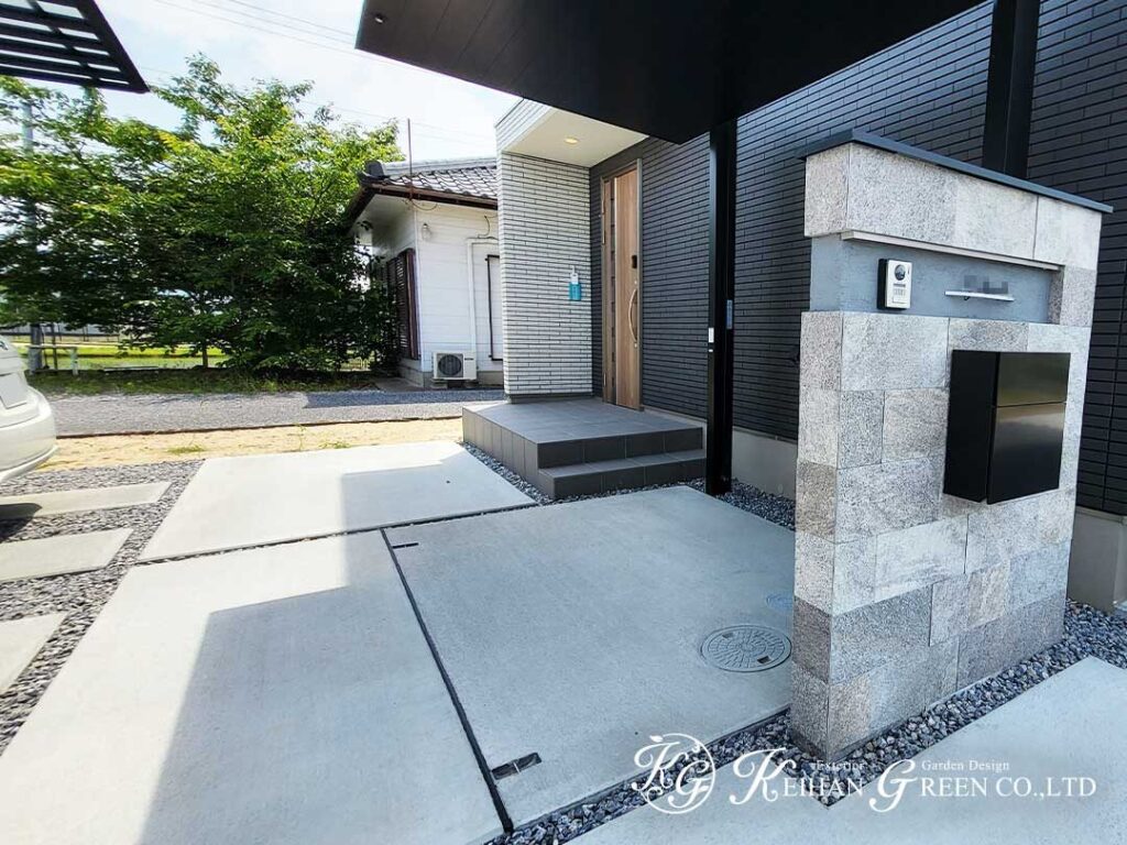 黒のフレームが映えるモダンな外まわり　愛荘町