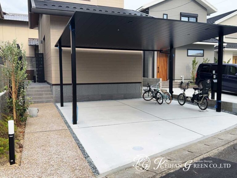 黒のカーポートが映える、暮らしやすさを整えた新築外構　京都市