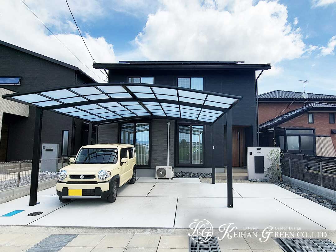 黒い外観に映える、ゆとりある外まわり　草津市