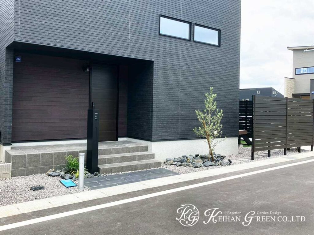 黒×木調でまとめた落ち着きのある外まわり　大津市