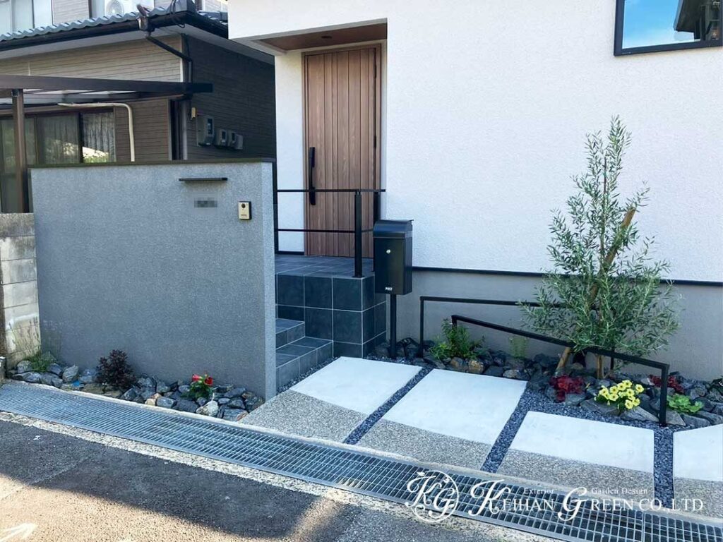 白い住まいに映えるグレーと黒の外まわり　草津市