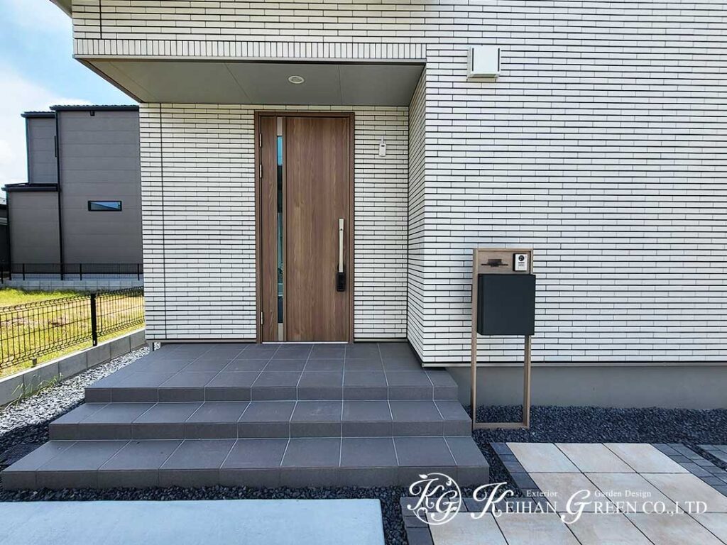 カーポートとアプローチをすっきり整えた新築外構　守山市