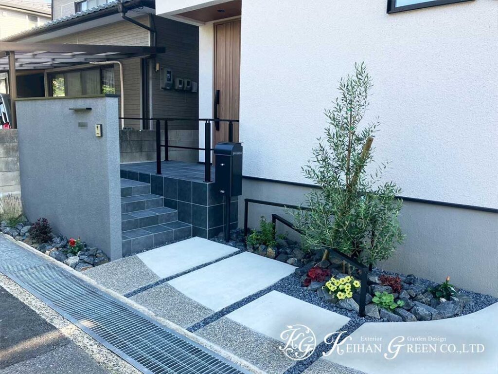 白い住まいに映えるグレーと黒の外まわり　草津市