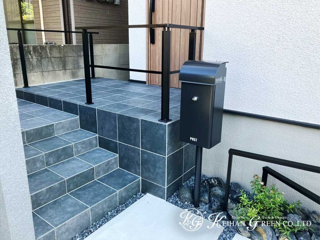 白い住まいに映えるグレーと黒の外まわり　草津市