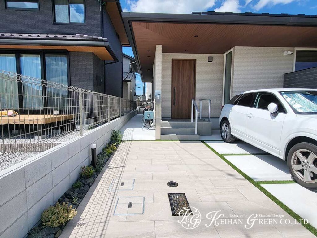 重厚な塀が迎える、洗練されたファサード　湖南市