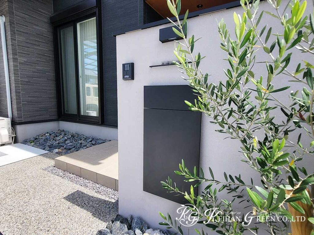 黒い外観に映える、ゆとりある外まわり　草津市
