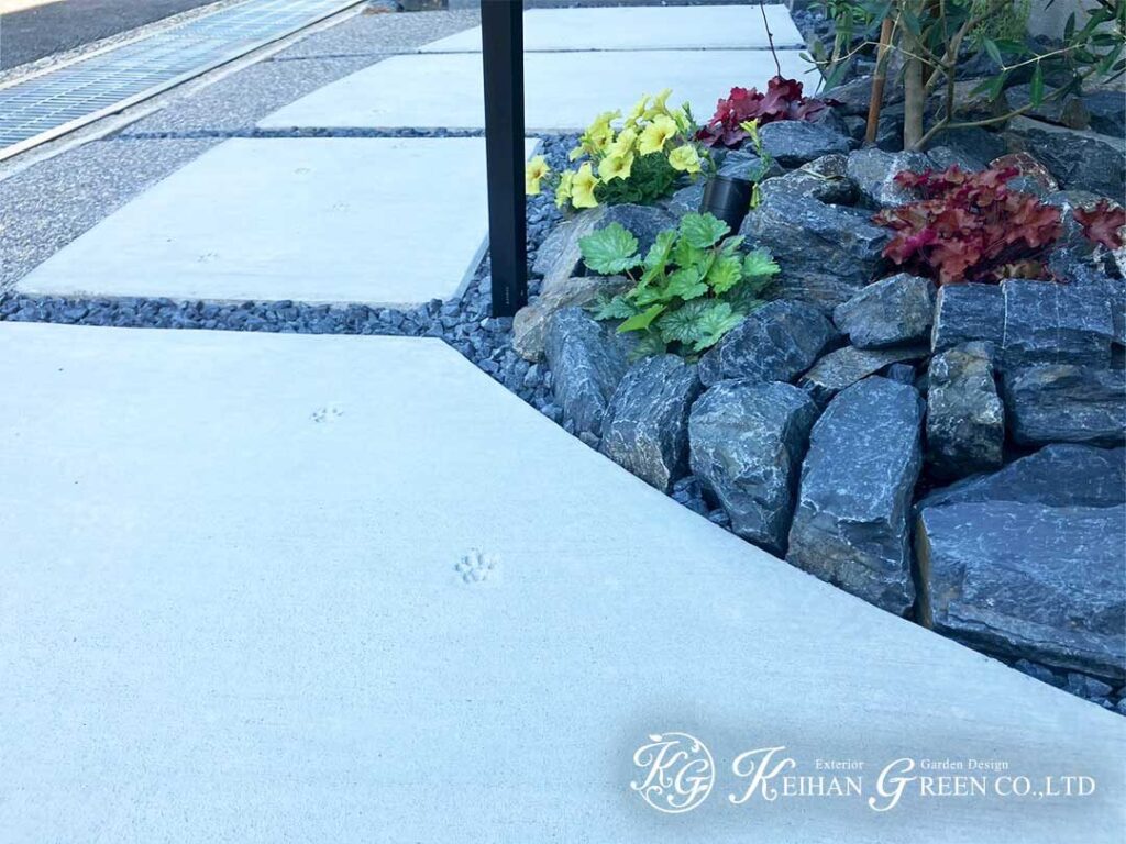 白い住まいに映えるグレーと黒の外まわり　草津市