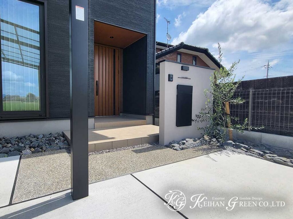黒い外観に映える、ゆとりある外まわり　草津市