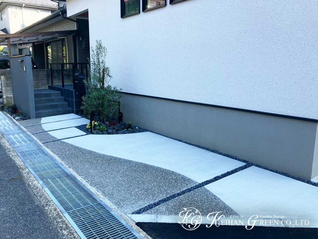 白い住まいに映えるグレーと黒の外まわり　草津市