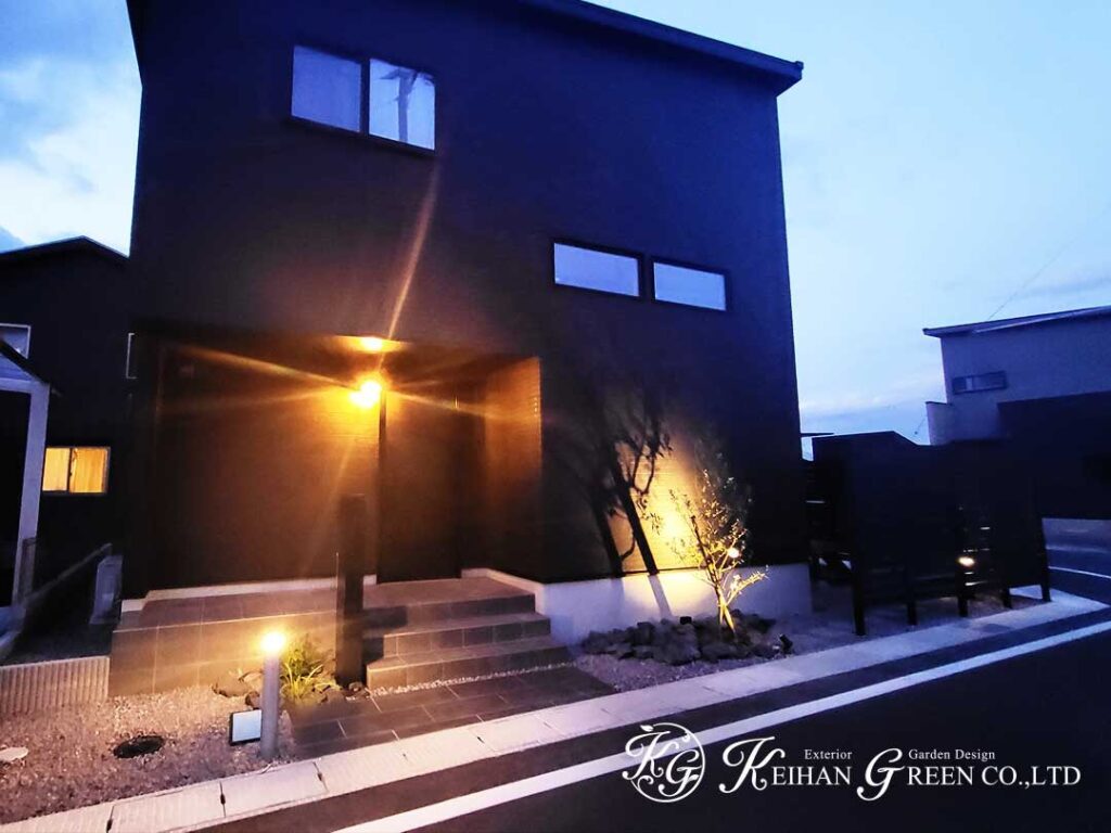 黒×木調でまとめた落ち着きのある外まわり　大津市