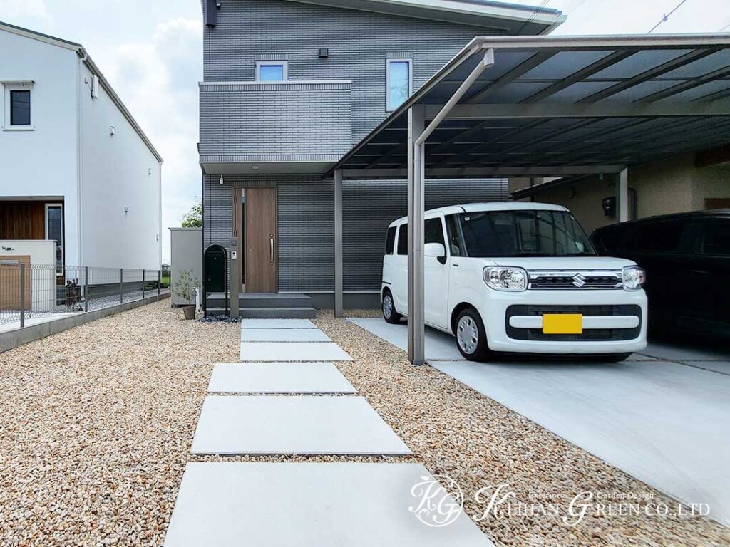 深いグリーンをアクセントにしたシンプルな外まわり　守山市