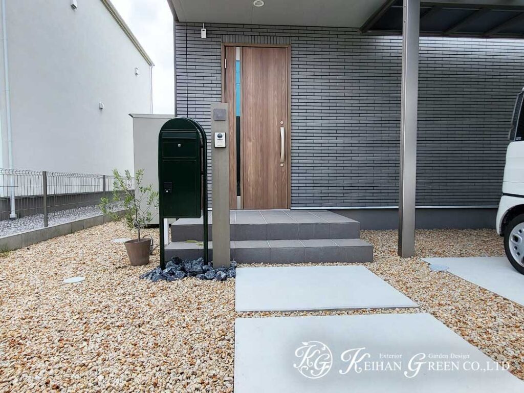 深いグリーンをアクセントにしたシンプルな外まわり　守山市