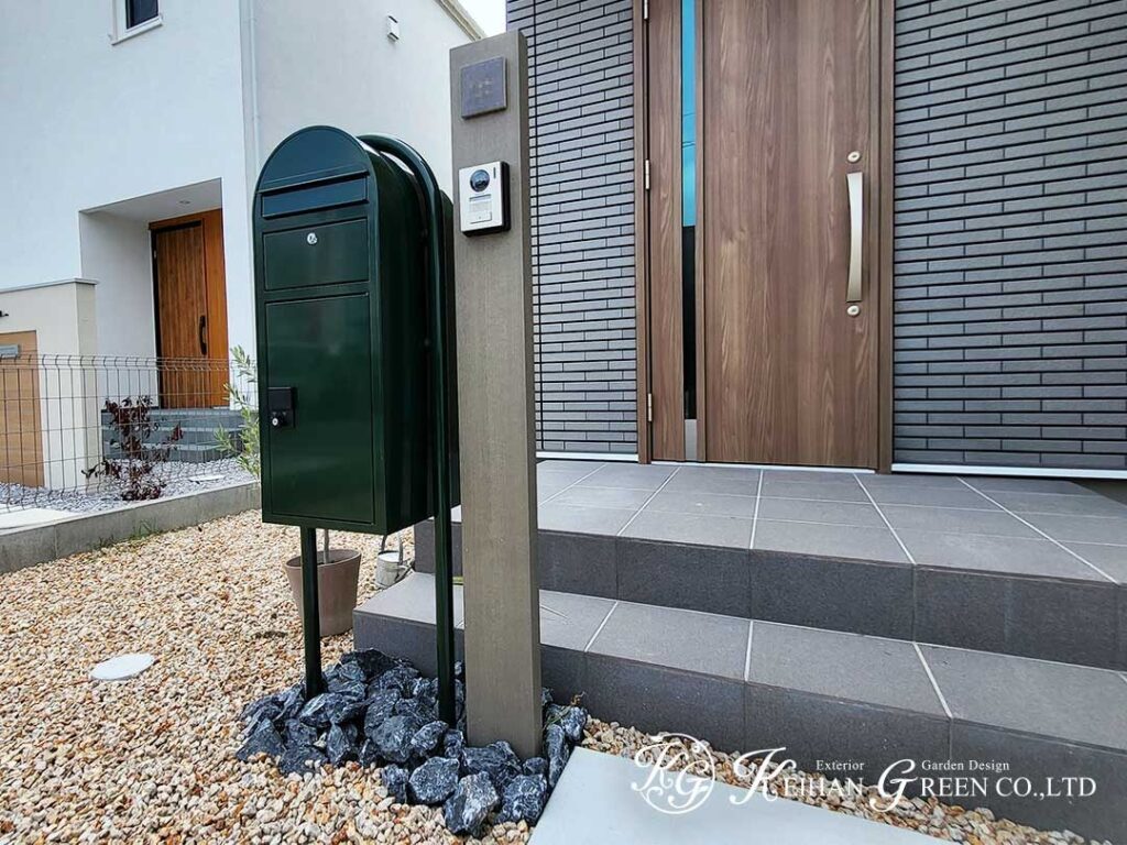 深いグリーンをアクセントにしたシンプルな外まわり　守山市