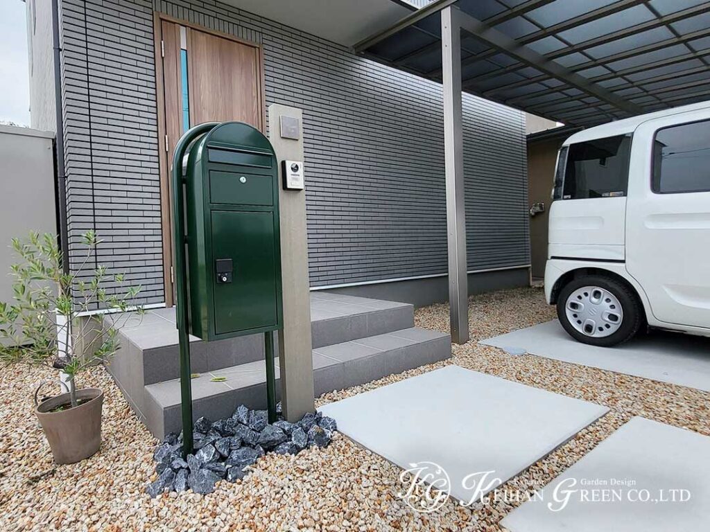 深いグリーンをアクセントにしたシンプルな外まわり　守山市