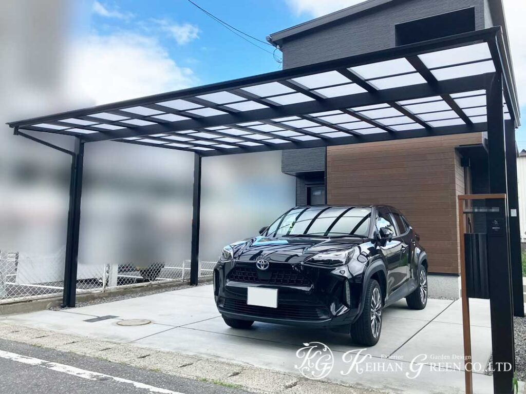 大きなカーポートがつくる、ゆとりある駐車スペース　大津市