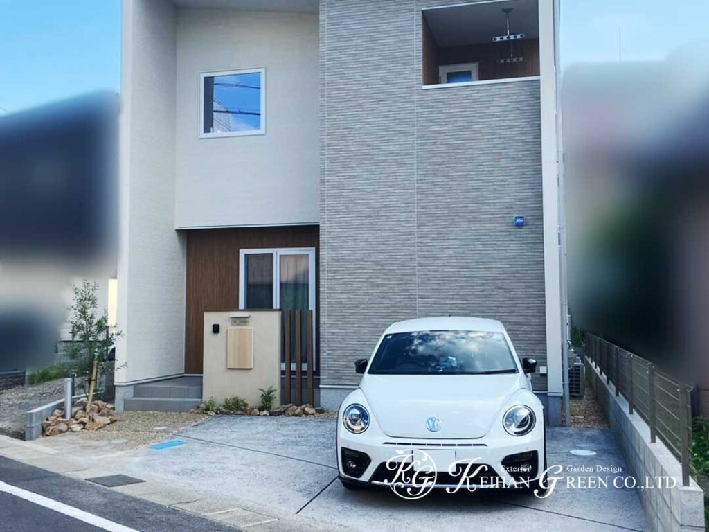 木目とグリーンが迎える、やさしい玄関まわり　大津市