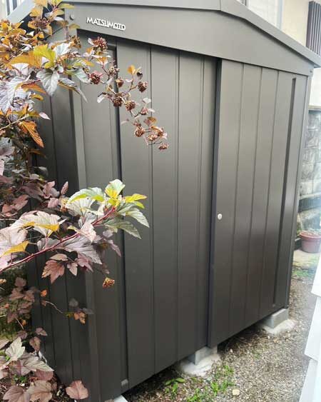 お庭になじむファントムグレー。マツモト物置で収納まわりをすっきり