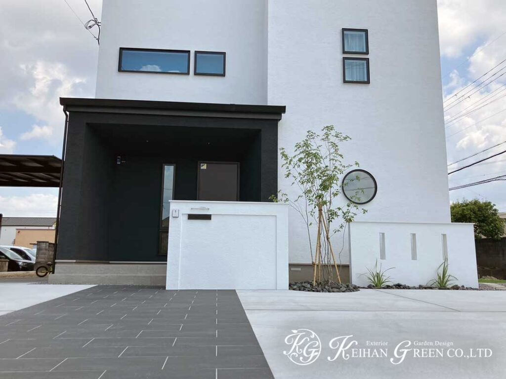 建物のデザインを引き立てる、光と植栽の新築外構　草津市