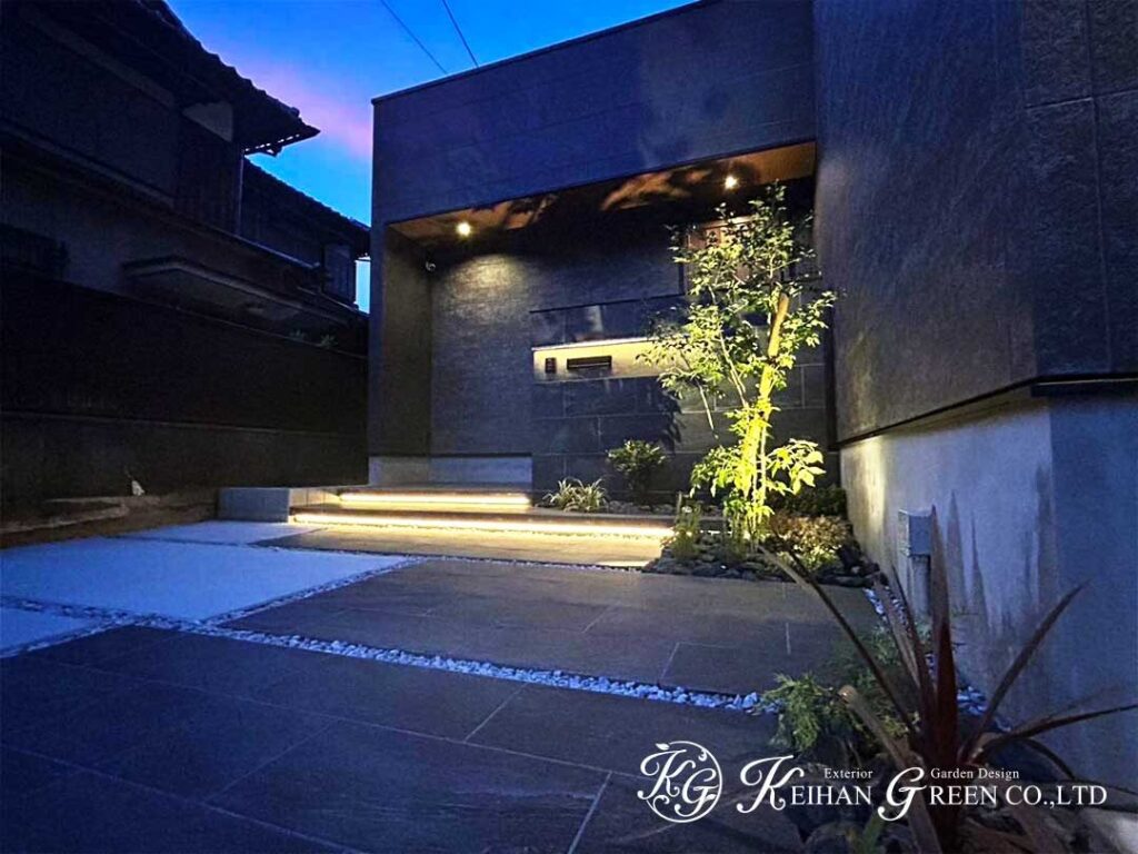 植栽と照明が映える、落ち着きのあるエントランス　大津市