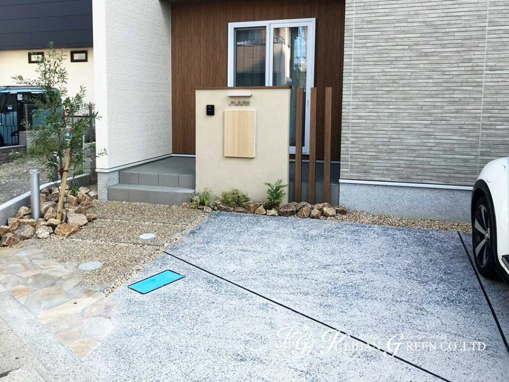 木目とグリーンが迎える、やさしい玄関まわり　大津市