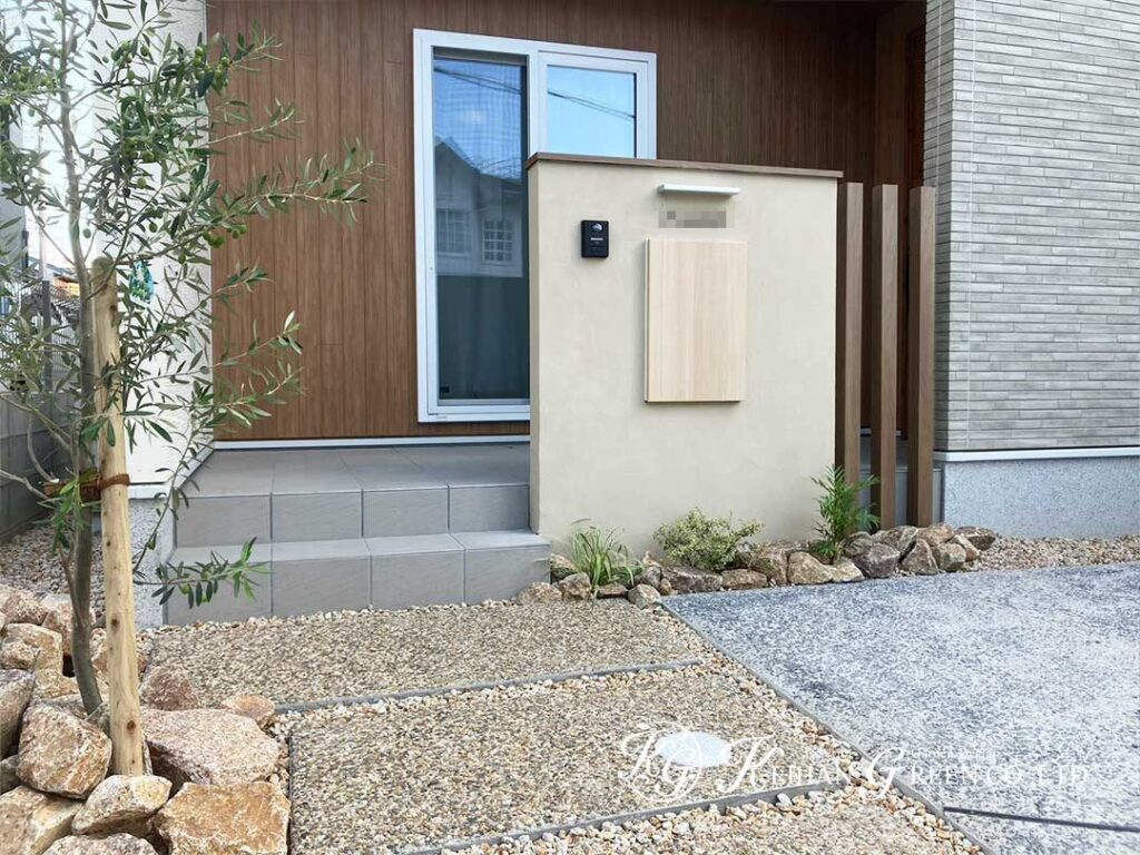 木目とグリーンが迎える、やさしい玄関まわり　大津市