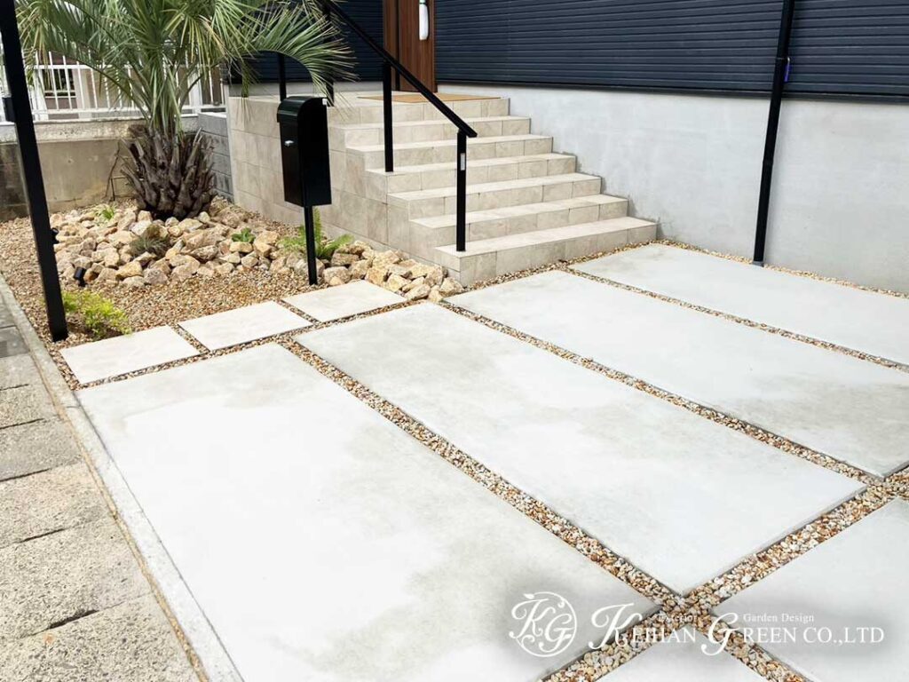 ヤシの木を主役にした、開放感のあるエントランス　大津市