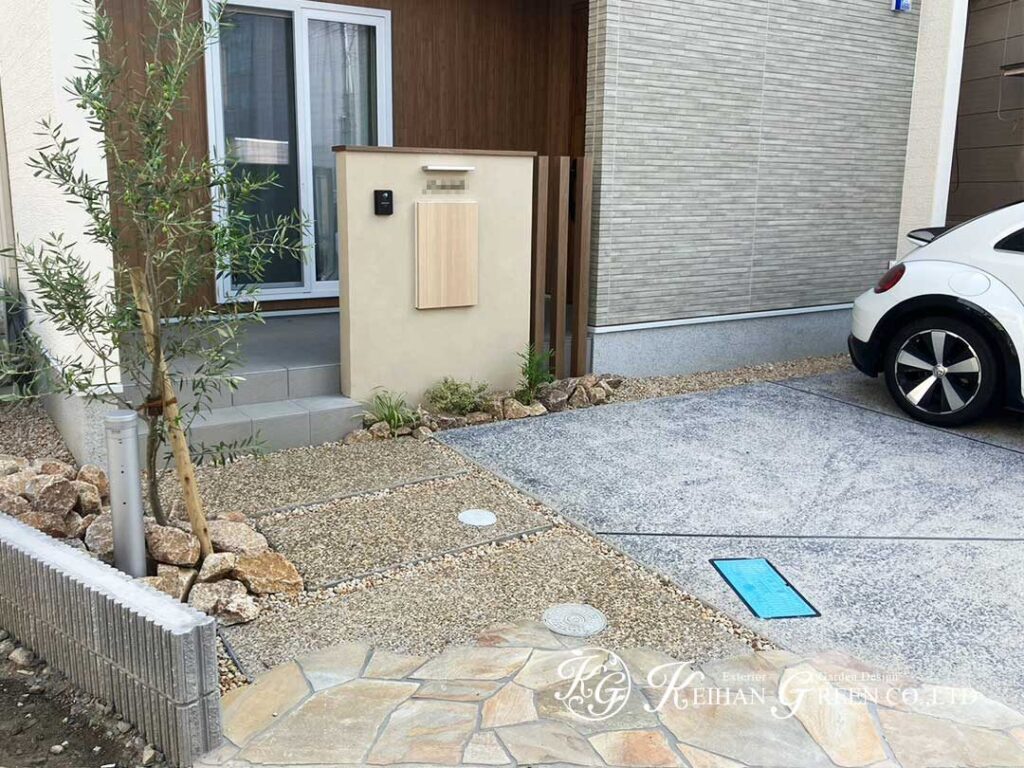 木目とグリーンが迎える、やさしい玄関まわり　大津市