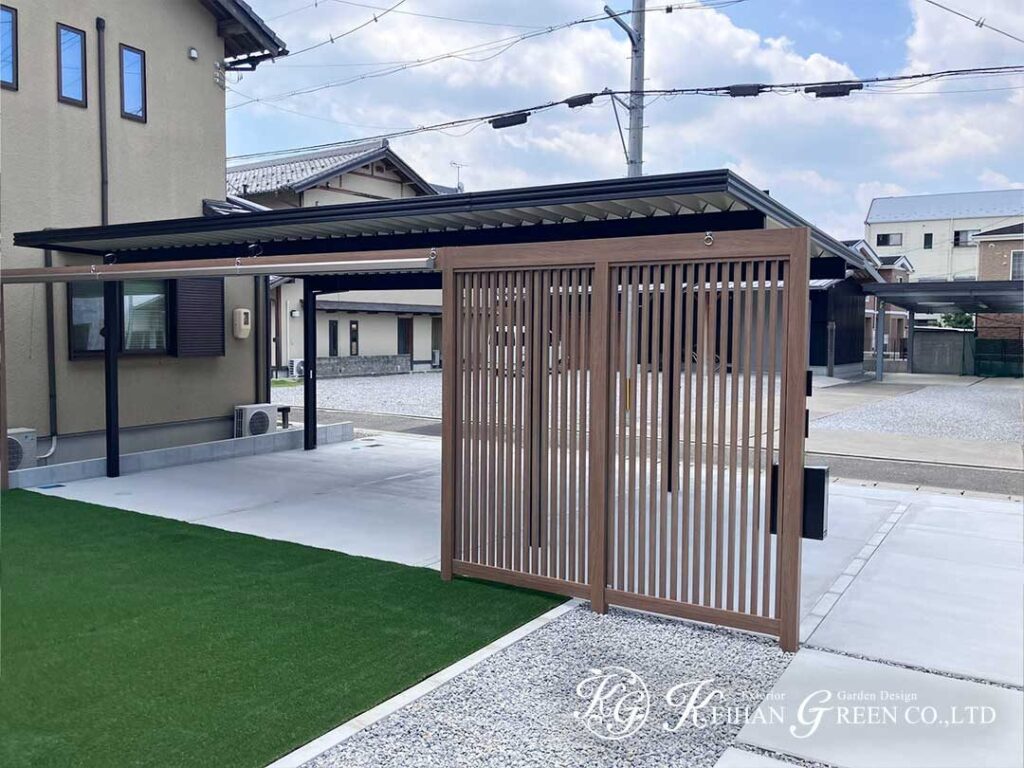 ブラック×木調で建物と調和する外構に　東近江市
