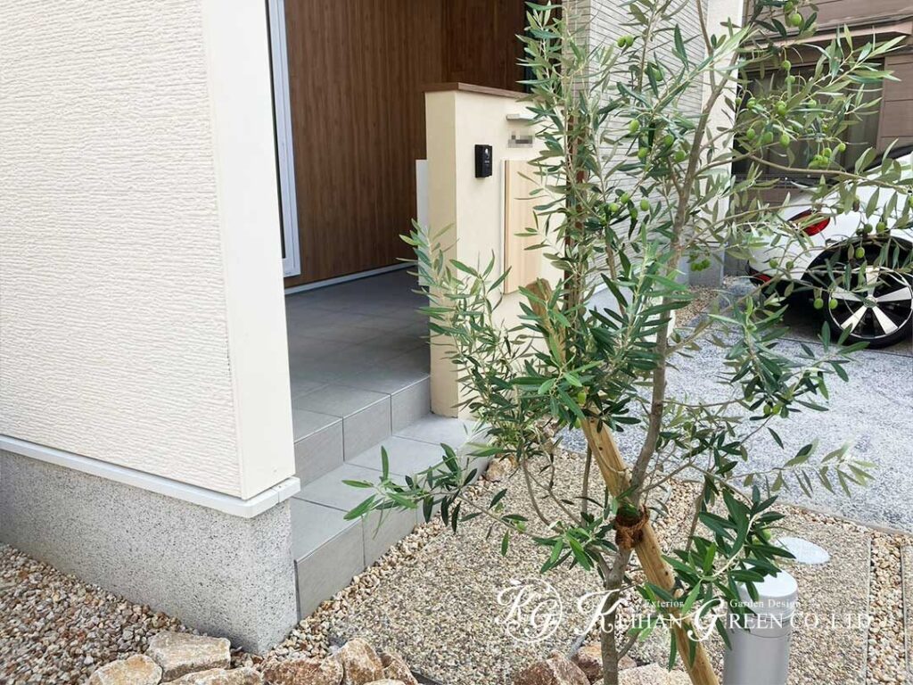 木目とグリーンが迎える、やさしい玄関まわり　大津市