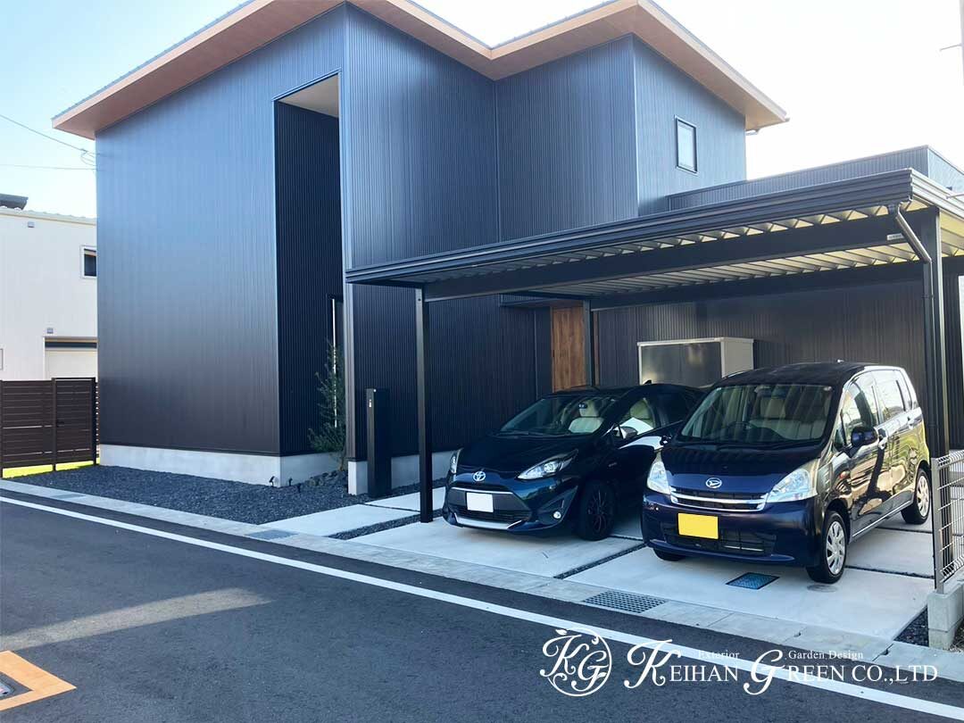 黒の外観を引き立てる、木目と緑の心地よいバランス　甲賀市