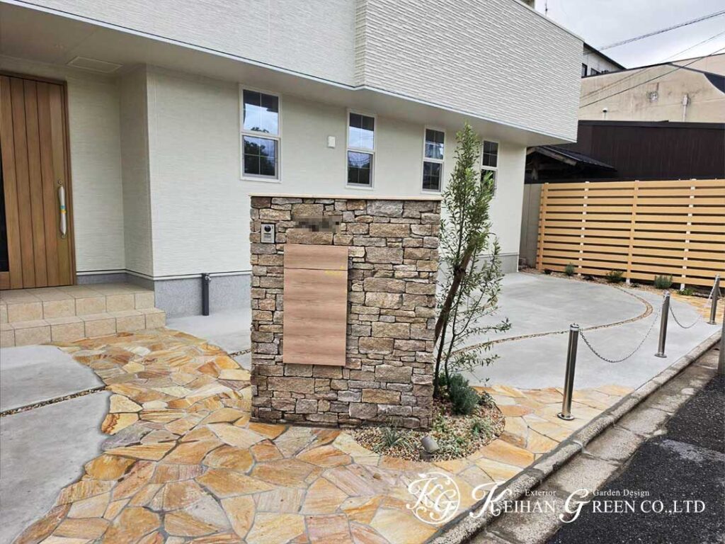 曲線のアプローチが描く、やさしい住まいの表情　京都市